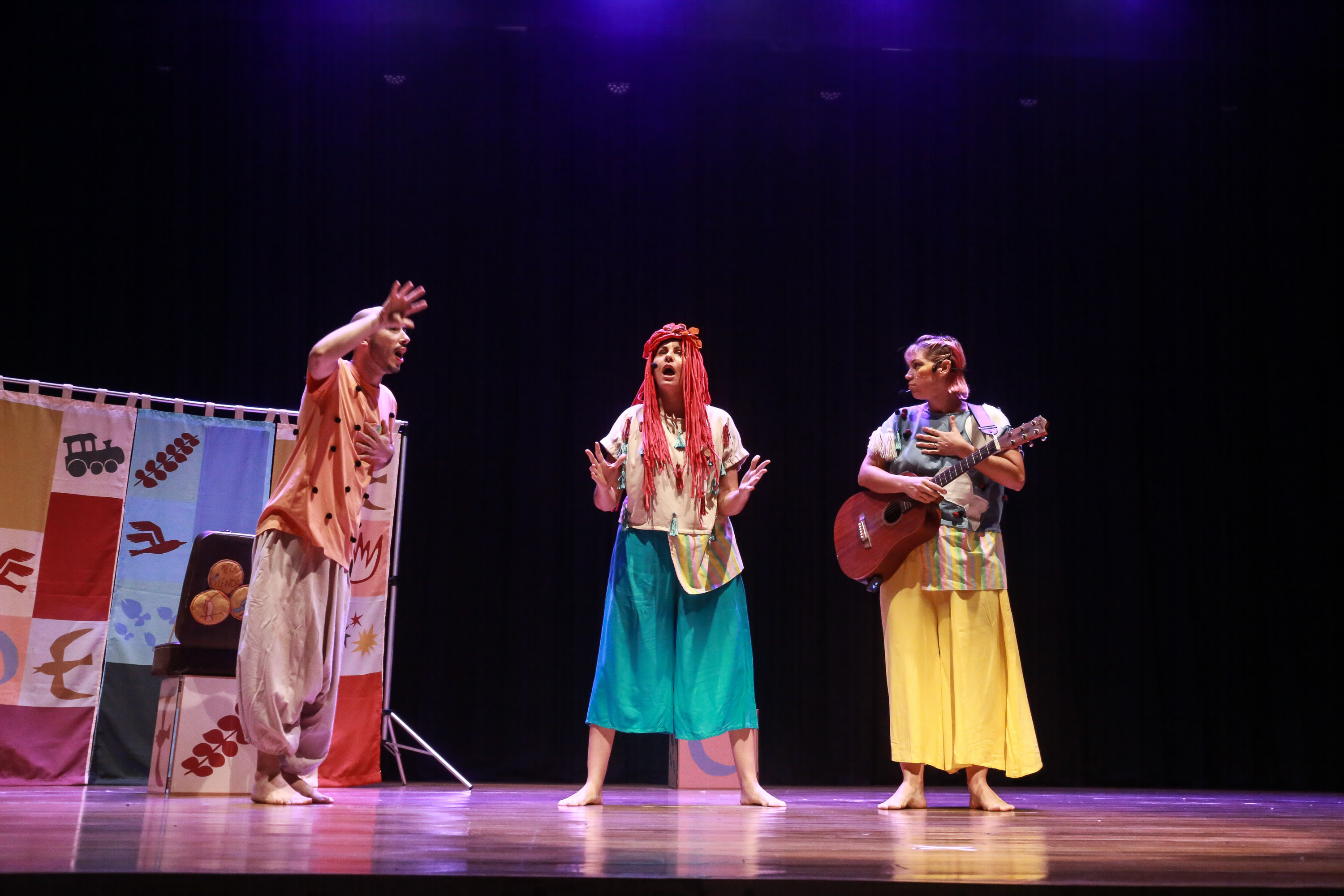 atores no palco do espetáculo